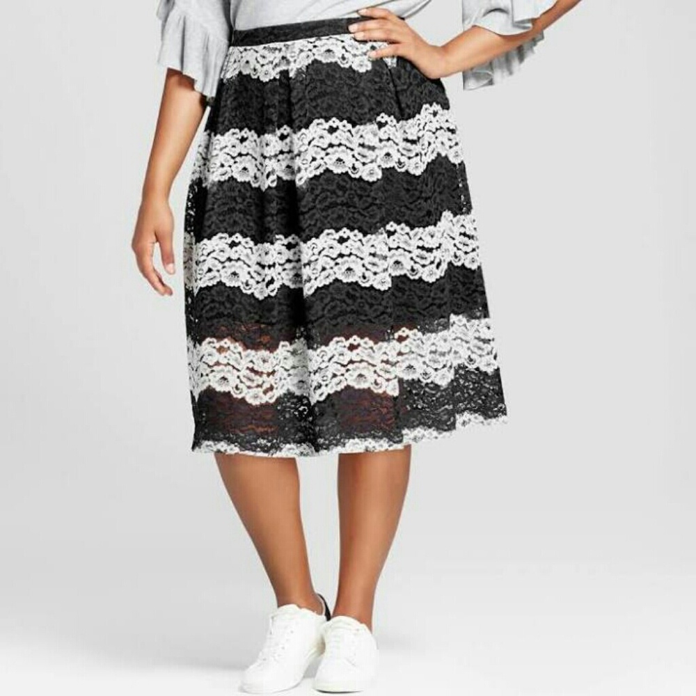 NWOT.WhoWhatWear Black/ Ivory Lace Skirt